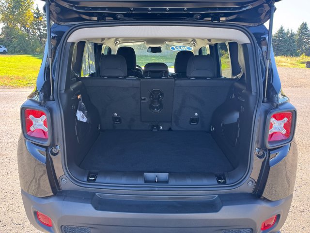 Certified 2022 Jeep Renegade Latitude w/ Convenience Group AWD/4WD image 17