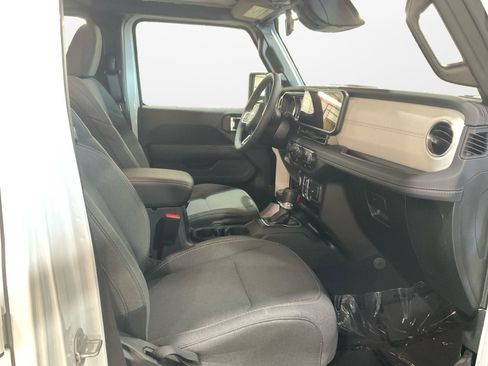 Used 2025 Jeep Wrangler Unlimited Sahara image 15