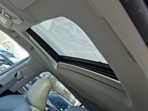 Used 2022 Toyota Highlander XLE image 19