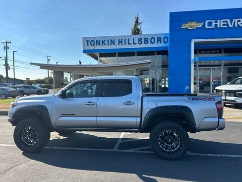 Used 2023 Toyota Tacoma TRD Off-Road w/ Technology Package AWD/4WD image 9
