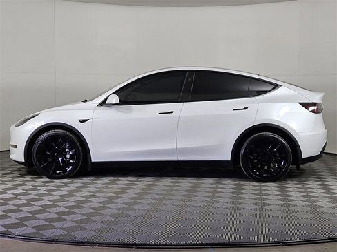 Used 2023 Tesla Model Y Long Range image 3