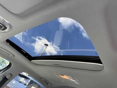 Used 2023 Hyundai Elantra Limited image 32