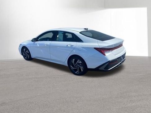 Certified 2025 Hyundai Elantra SEL FWD image 4