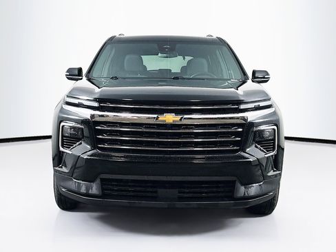 Used 2025 Chevrolet Traverse LT image 2