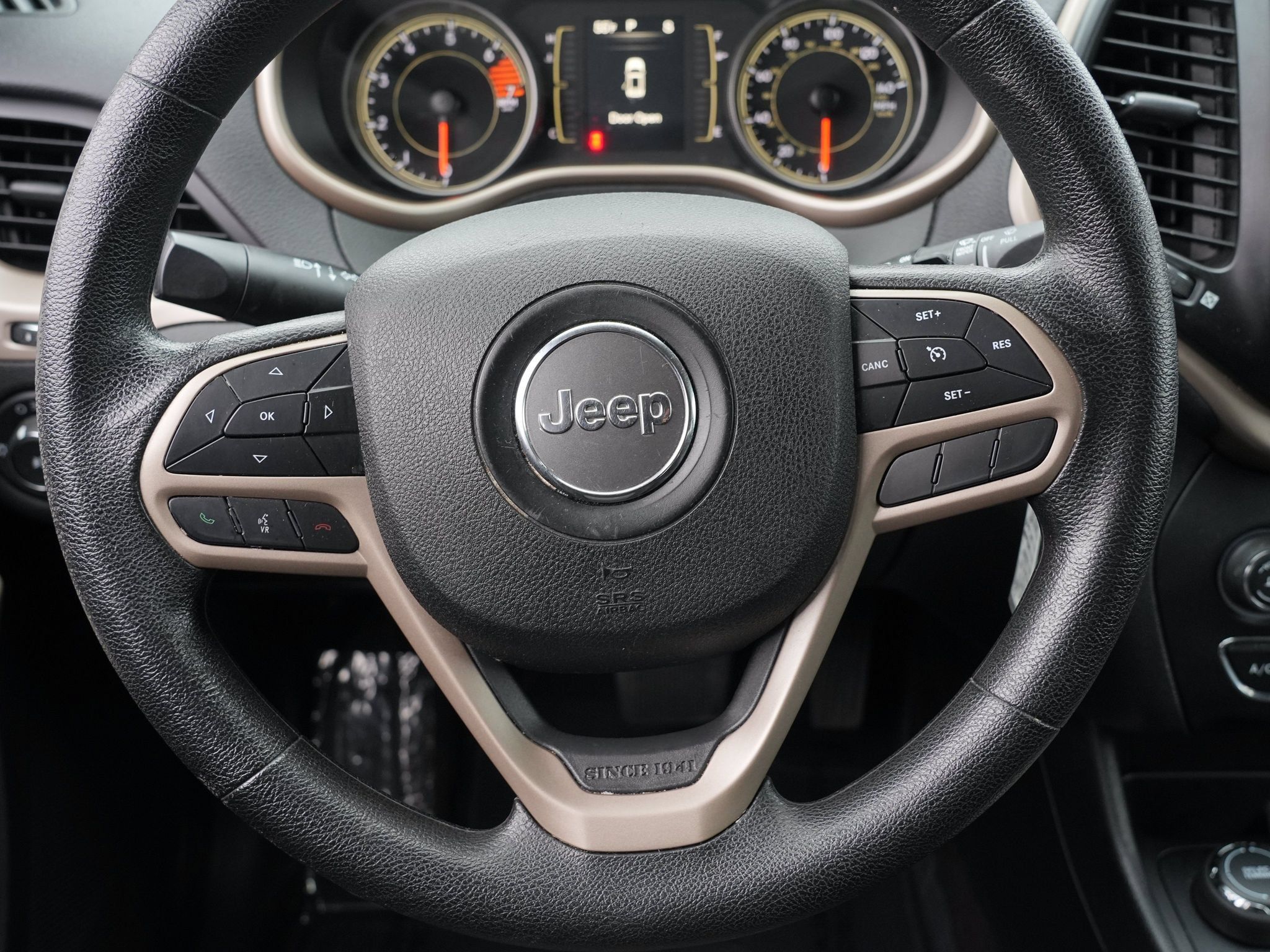 Used 2018 Jeep Cherokee Latitude w/ Safety Group AWD/4WD image 23