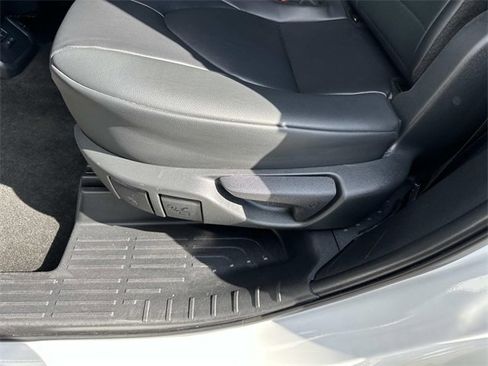 Used 2024 Toyota Highlander XLE image 12