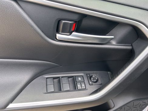Used 2020 Toyota RAV4 XLE w/ Convenience Package AWD/4WD image 9