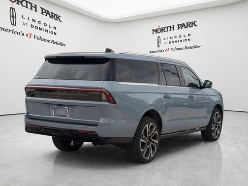 New 2026 Lincoln Navigator L Reserve AWD/4WD image 3