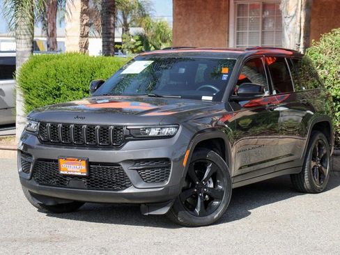 Used 2023 Jeep Grand Cherokee Altitude image 4
