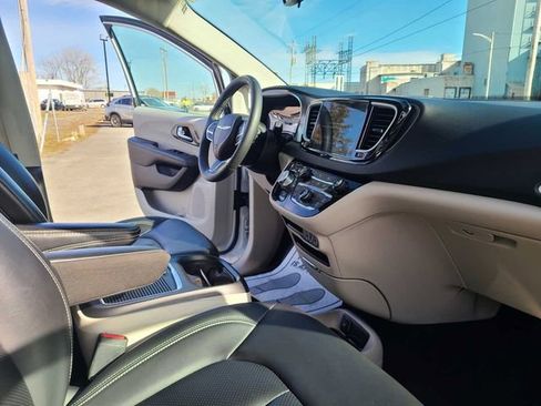 Used 2023 Chrysler Pacifica Touring-L image 16