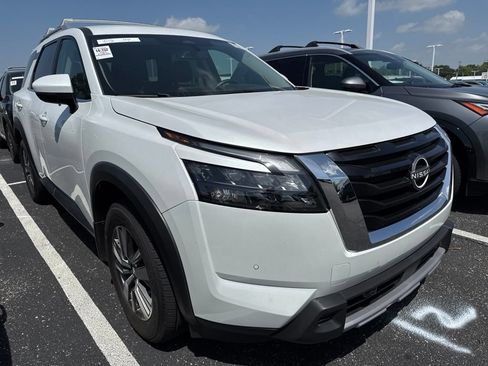Certified 2025 Nissan Pathfinder SL w/ Cargo Package AWD/4WD image 3