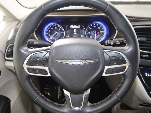Used 2018 Chrysler Pacifica Touring-L FWD image 33