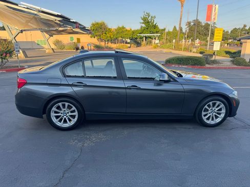 Used 2018 BMW 320i xDrive Sedan w/ Premium Package image 7