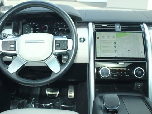 Used 2023 Land Rover Discovery Metropolitan Edition AWD/4WD image 4