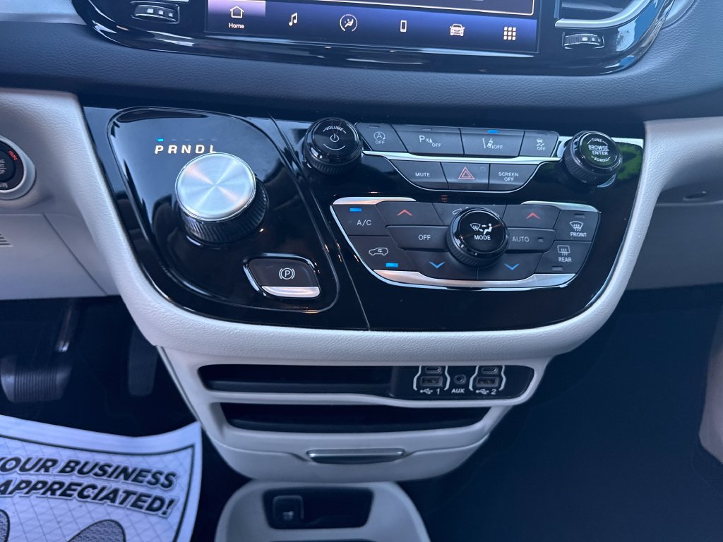 Used 2023 Chrysler Pacifica Touring-L FWD image 21