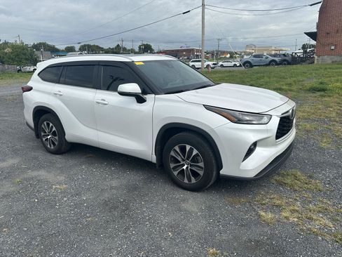 Used 2023 Toyota Highlander XLE FWD image 2