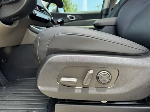 Used 2025 Kia Carnival EX FWD image 25