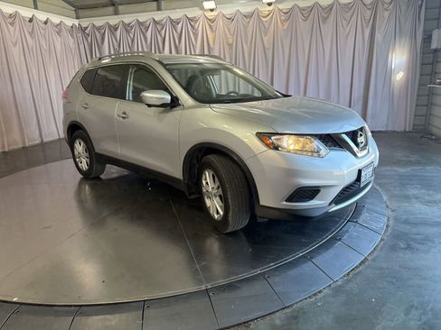 Used 2015 Nissan Rogue SV w/ SV Premium Package FWD image 3