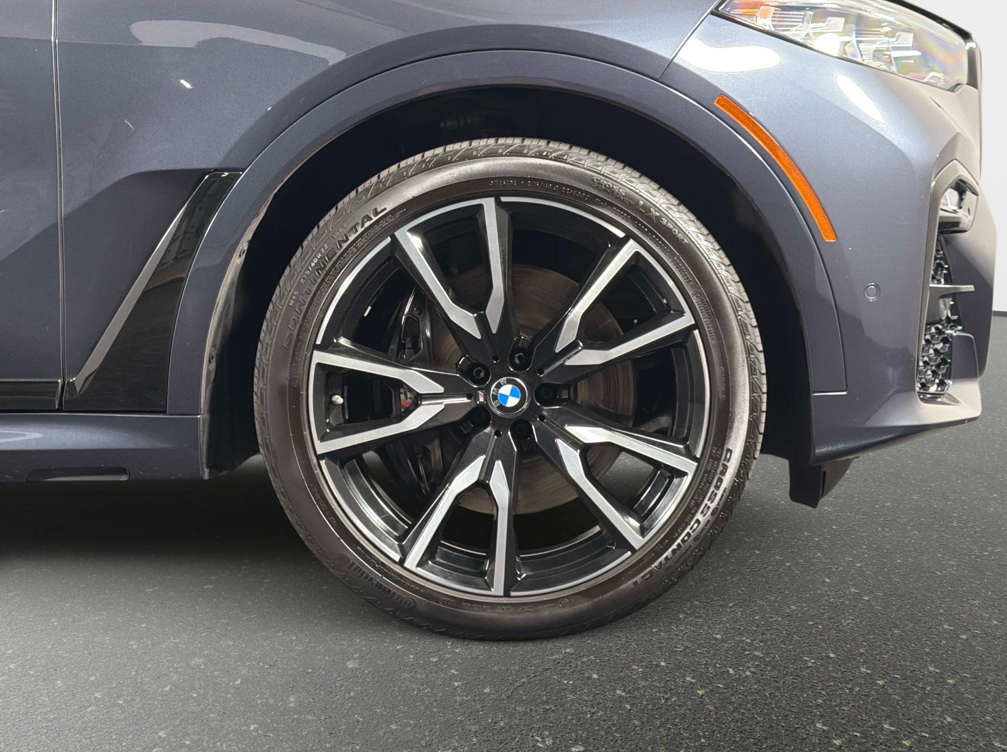 Used 2021 BMW X7 xDrive40i w/ M Sport Package AWD/4WD image 3