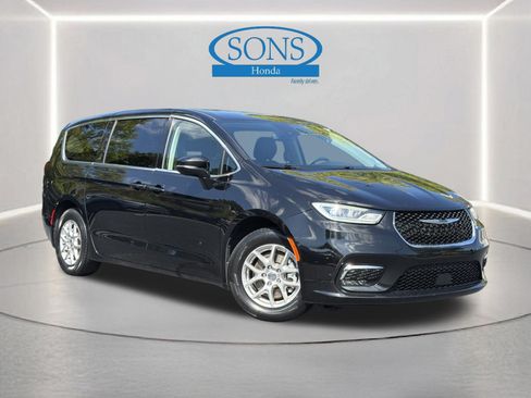 Used 2024 Chrysler Pacifica Touring-L FWD image 2