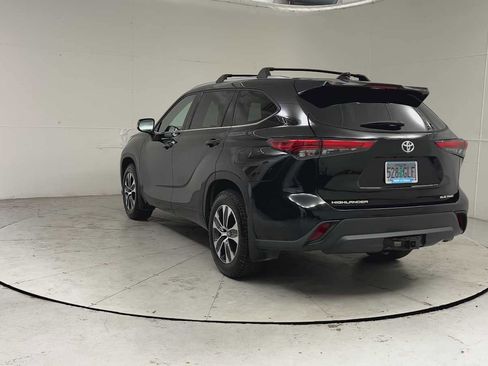 Used 2021 Toyota Highlander XLE AWD/4WD image 3