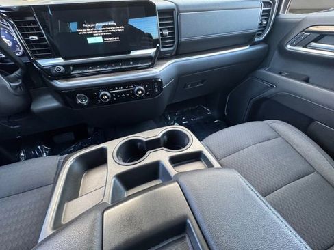 Used 2022 Chevrolet Silverado 1500 LT image 3