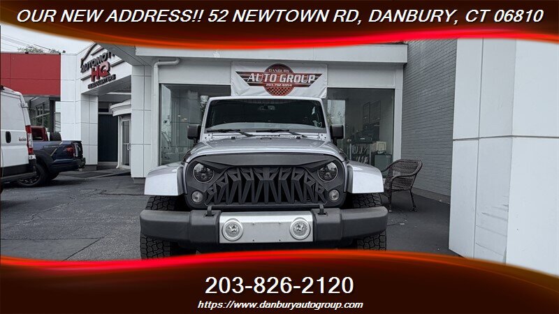 Used 2014 Jeep Wrangler Unlimited Sahara w/ Dual Top Group AWD/4WD image 8