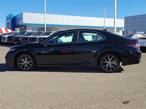 Used 2024 Toyota Camry SE image 6