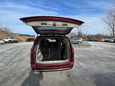 Used 2023 Chrysler Pacifica Touring-L image 19