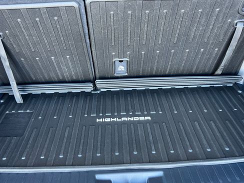 Used 2024 Toyota Highlander Platinum image 16