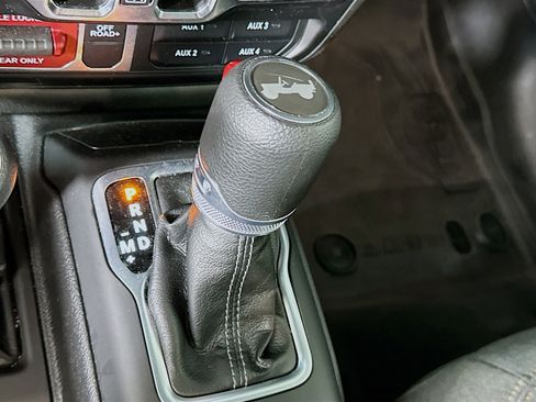 Used 2025 Jeep Wrangler Willys image 23