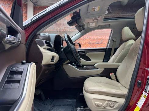 Used 2021 Toyota Highlander Platinum image 18
