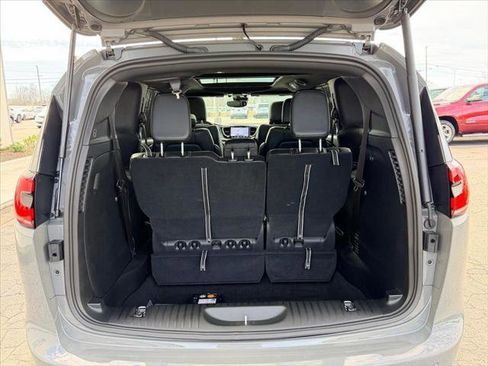 Certified 2025 Chrysler Pacifica Select image 15