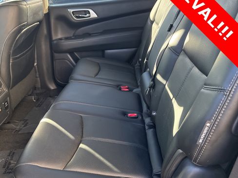Used 2020 Nissan Pathfinder Platinum image 10