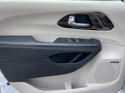 Used 2022 Chrysler Pacifica Limited FWD image 14