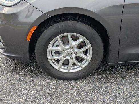 Used 2023 Chrysler Pacifica Touring-L FWD image 10
