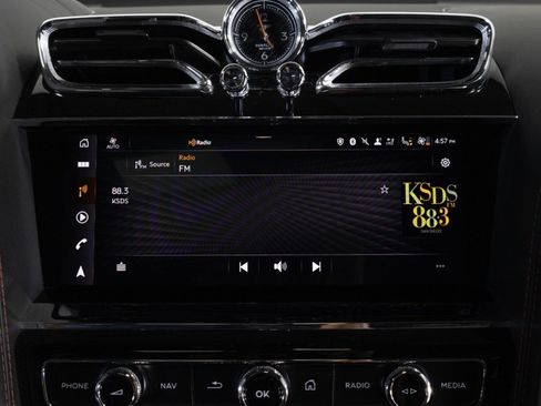 Used 2022 Bentley Bentayga AWD/4WD image 32