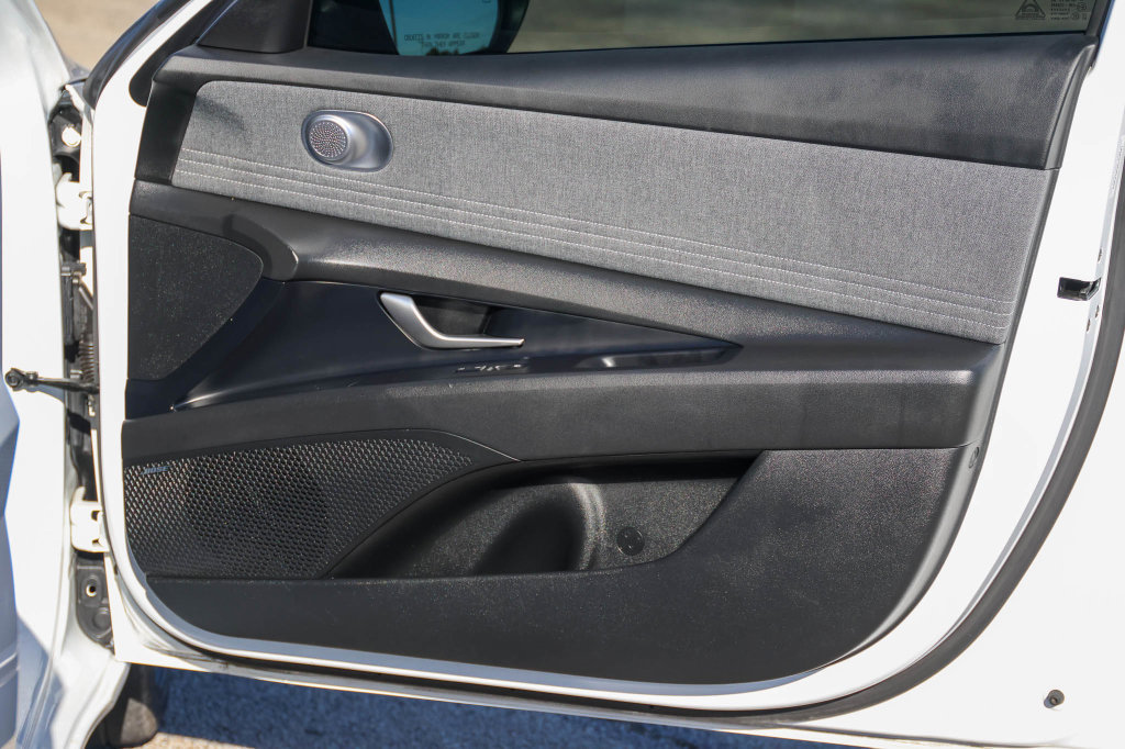 Used 2025 Hyundai Elantra Limited FWD image 15