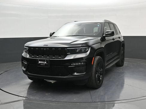Used 2023 Jeep Grand Cherokee Limited w/ Luxury Tech Group II AWD/4WD image 3