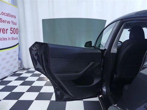Used 2024 Tesla Model Y 2WD image 27