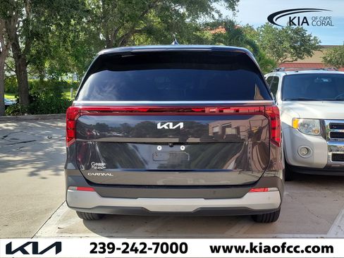 Used 2025 Kia Carnival LX FWD image 8