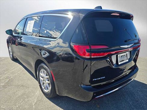 Used 2024 Chrysler Pacifica Touring-L FWD image 5