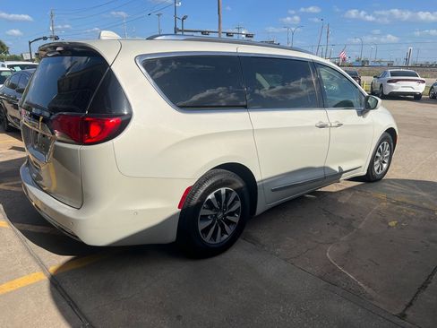 Used 2020 Chrysler Pacifica Touring-L Plus FWD image 6