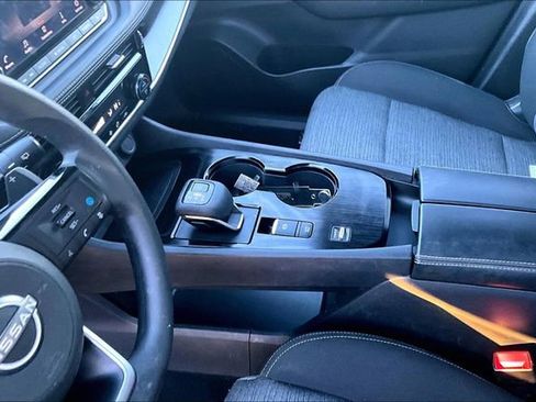 Used 2022 Nissan Rogue SV image 15