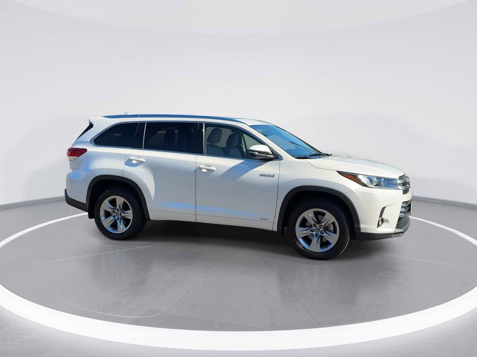 Certified 2019 Toyota Highlander Limited AWD/4WD image 9