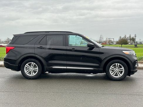 Used 2022 Ford Explorer XLT image 3