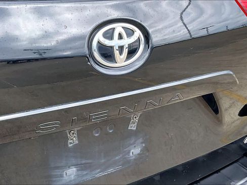 Used 2018 Toyota Sienna LE image 30