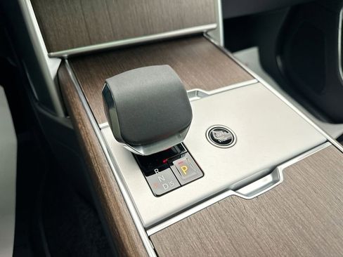 Used 2025 Land Rover Range Rover Long Wheelbase SE image 9