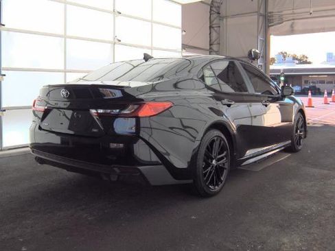 Used 2025 Toyota Camry SE image 5