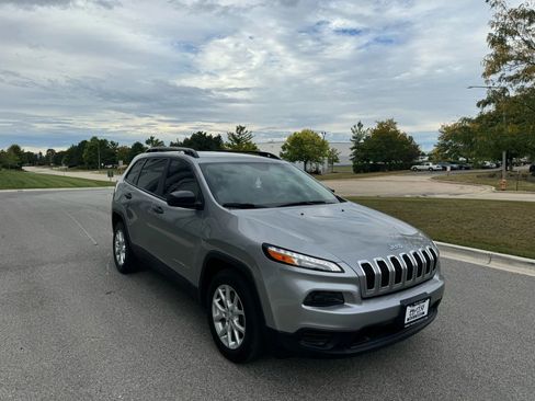Used 2017 Jeep Cherokee Sport image 3